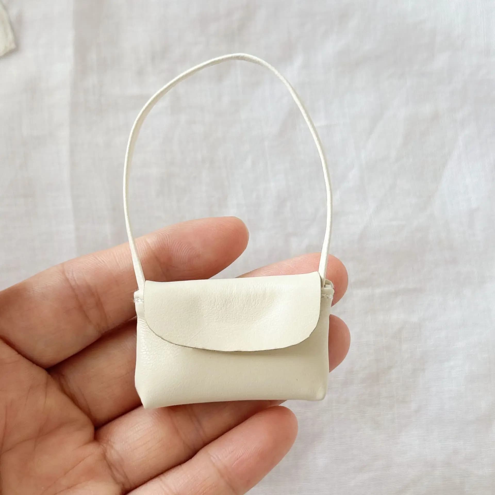 Mini sac à main de poupée en cuir exquis, sac à bandoulière adapté à une poupée de chat à longues ja