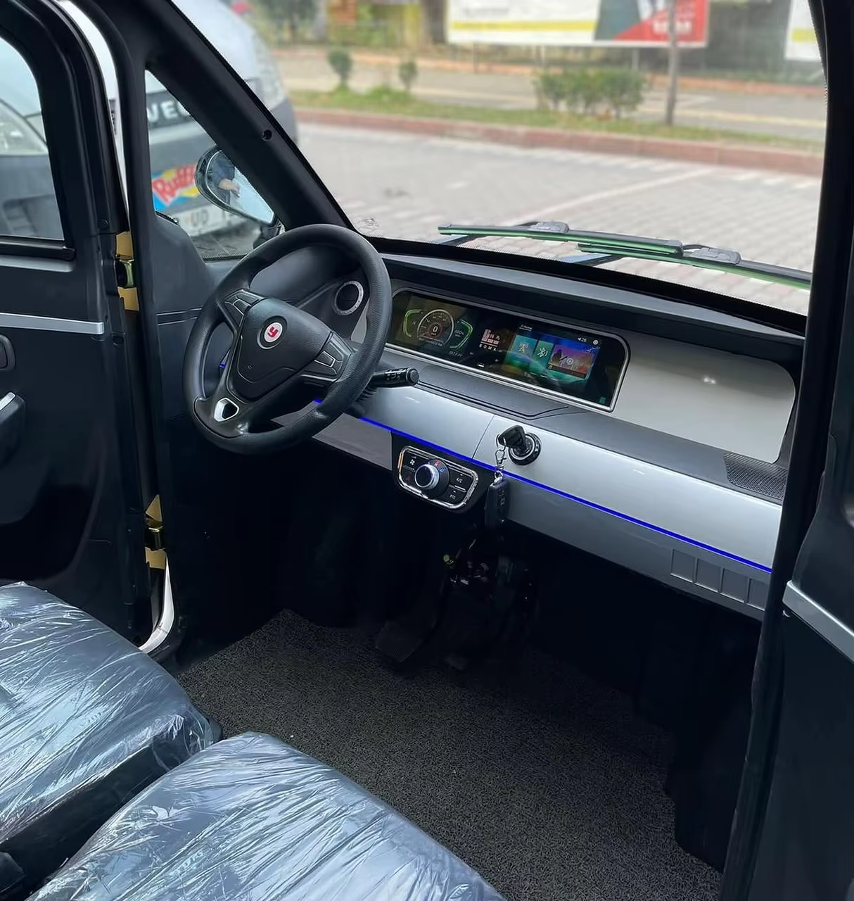 POUR VOUS! Voiture électrique Yuki Hector PRO 2.0, scooter électrique 4 roues pour adultes, véhicule à batterie pour trajets domicile-travail