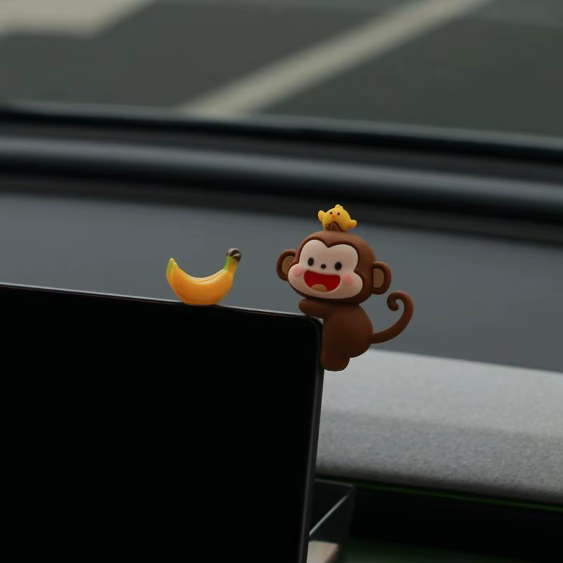 Ornement de voiture mini singe kawaii avec banane, décoration mignonne de dessin animé pour tableau de bord de voiture, idéal pour la maison, le bureau ou la table.