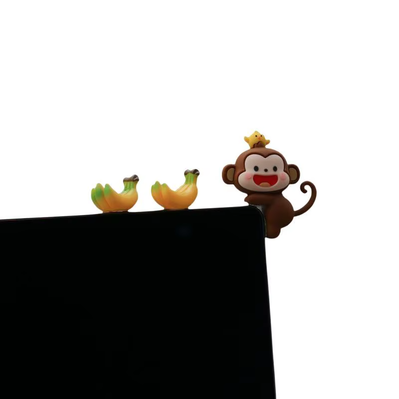 Ornement de voiture mini singe kawaii avec banane, décoration mignonne de dessin animé pour tableau de bord de voiture, idéal pour la maison, le bureau ou la table.