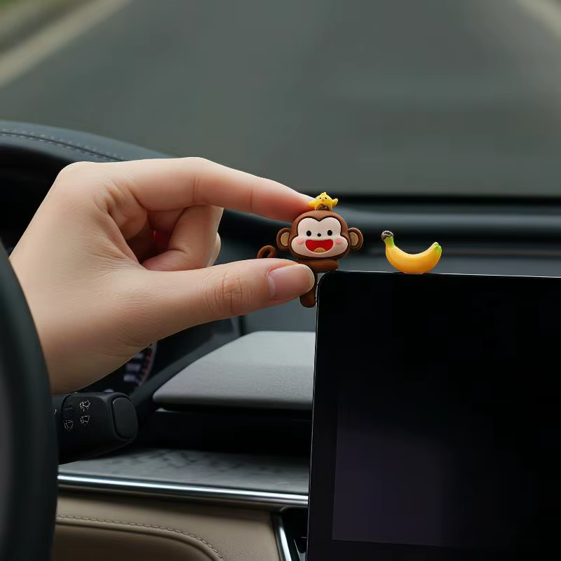 Ornement de voiture mini singe kawaii avec banane, décoration mignonne de dessin animé pour tableau de bord de voiture, idéal pour la maison, le bureau ou la table.