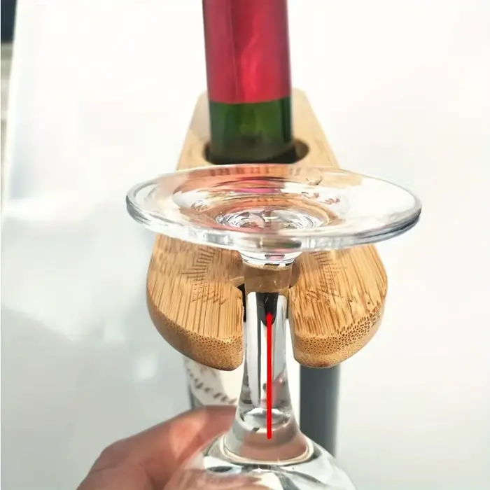 1 support à suspendre pour verres à vin rouge