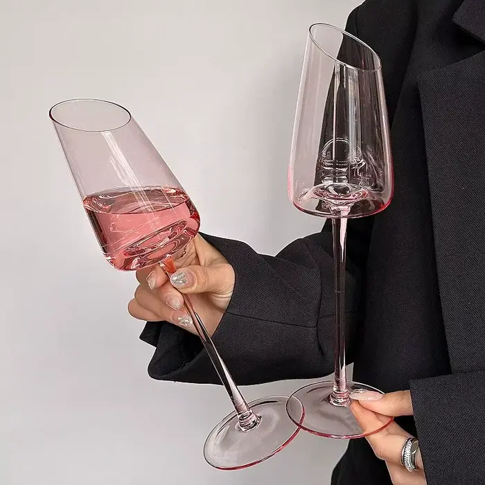Verre à Champagne rose à bouche inclinée