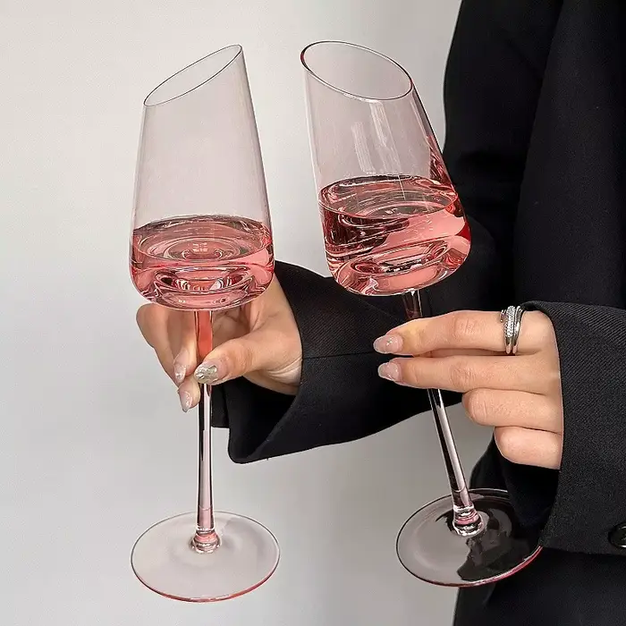 Verre à Champagne rose à bouche inclinée