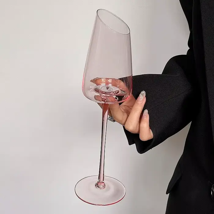 Verre à Champagne rose à bouche inclinée