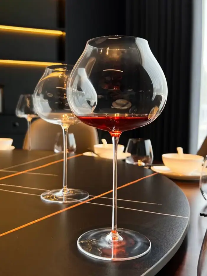Verre à vin blanc foncé